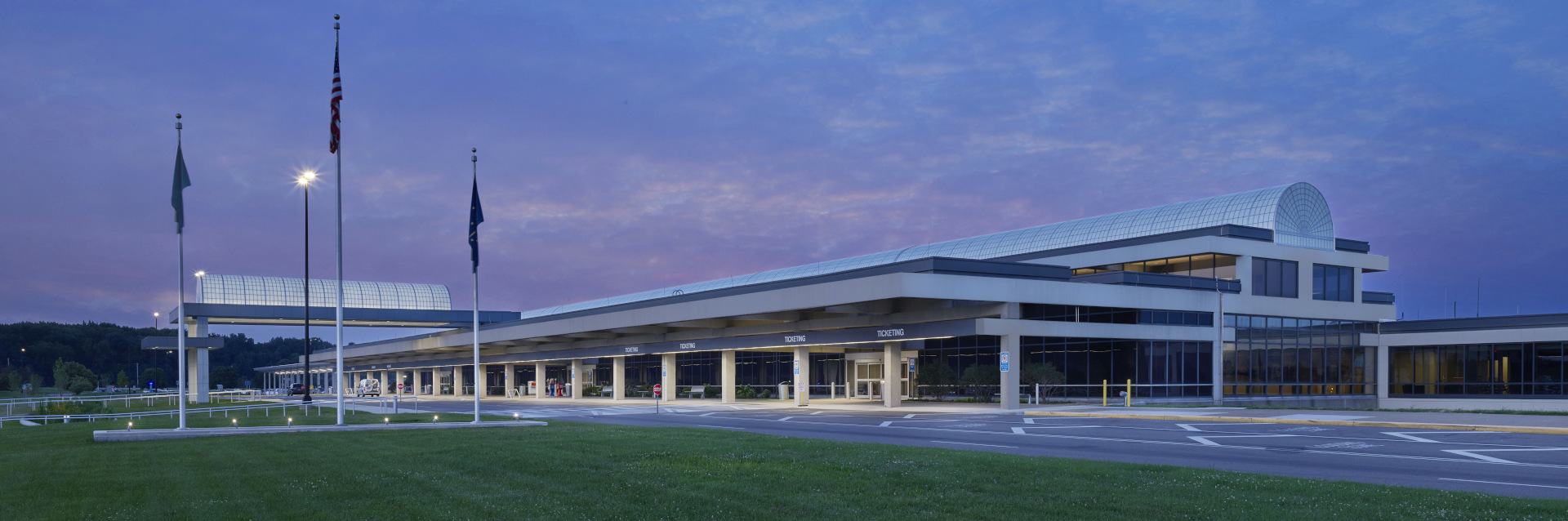 evansville-regional-airport-EVV-airport-_Dusk-Full-Bldg