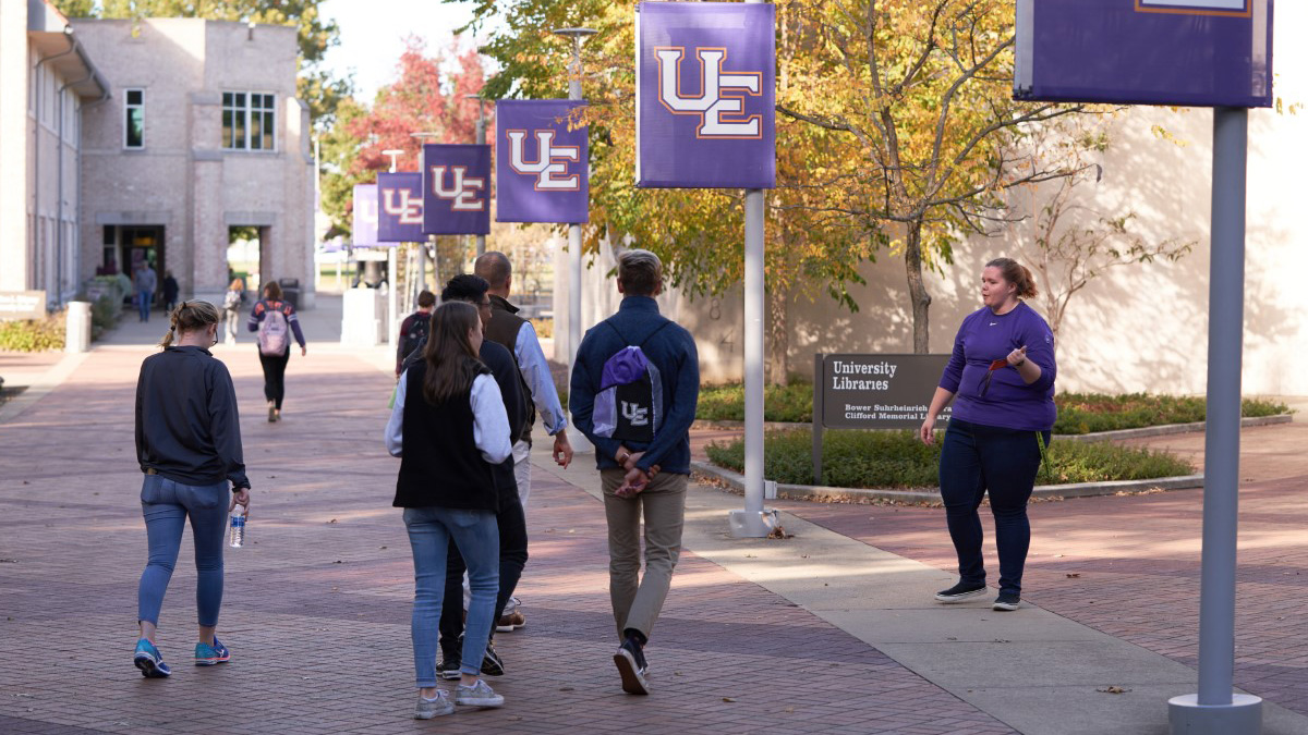 campus-tour-group